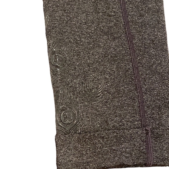 LuLuLemon Cropped feather embossed Leggings 6 Black Vintage - Picture 10 of 13